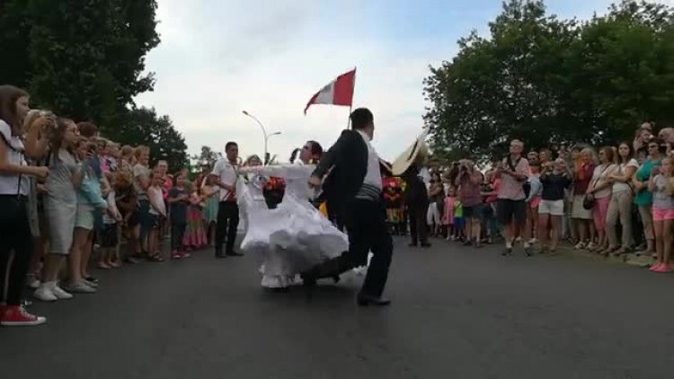 Eurofolk 2018 - uczestnicy tańczą na ulicach Zamościa