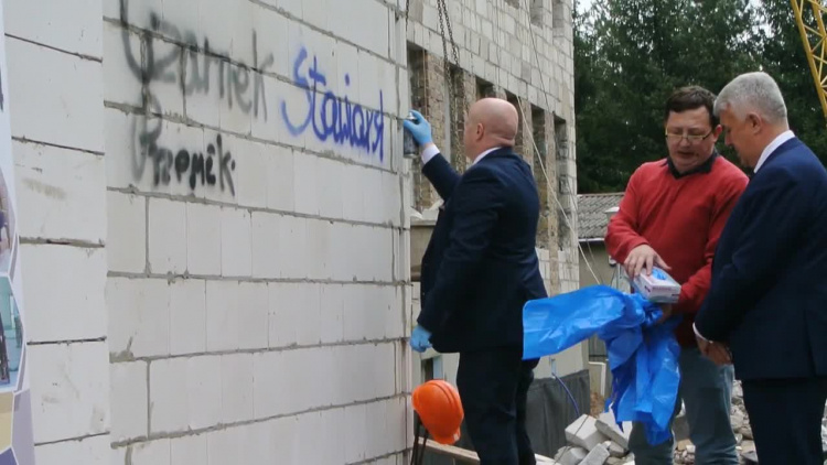 Malowanie muralu na ścianie Rodzinnego Domu na ul. Kresowej w Zamościu
