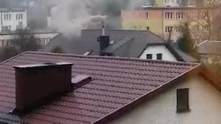 Siwy dym z komina na zamojskim osiedlu. Film czytelnika