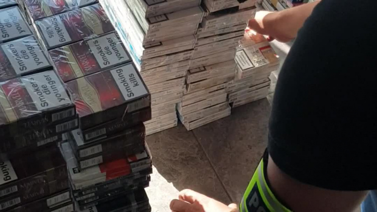 Policja konfiskuje nielegalne papierosy - materiał KPP Biłgoraj