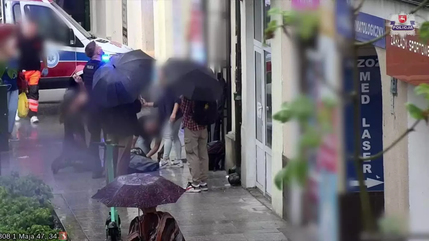 Pies wyskoczył z 2 piętra wprost na idącą chodnikiem kobietę