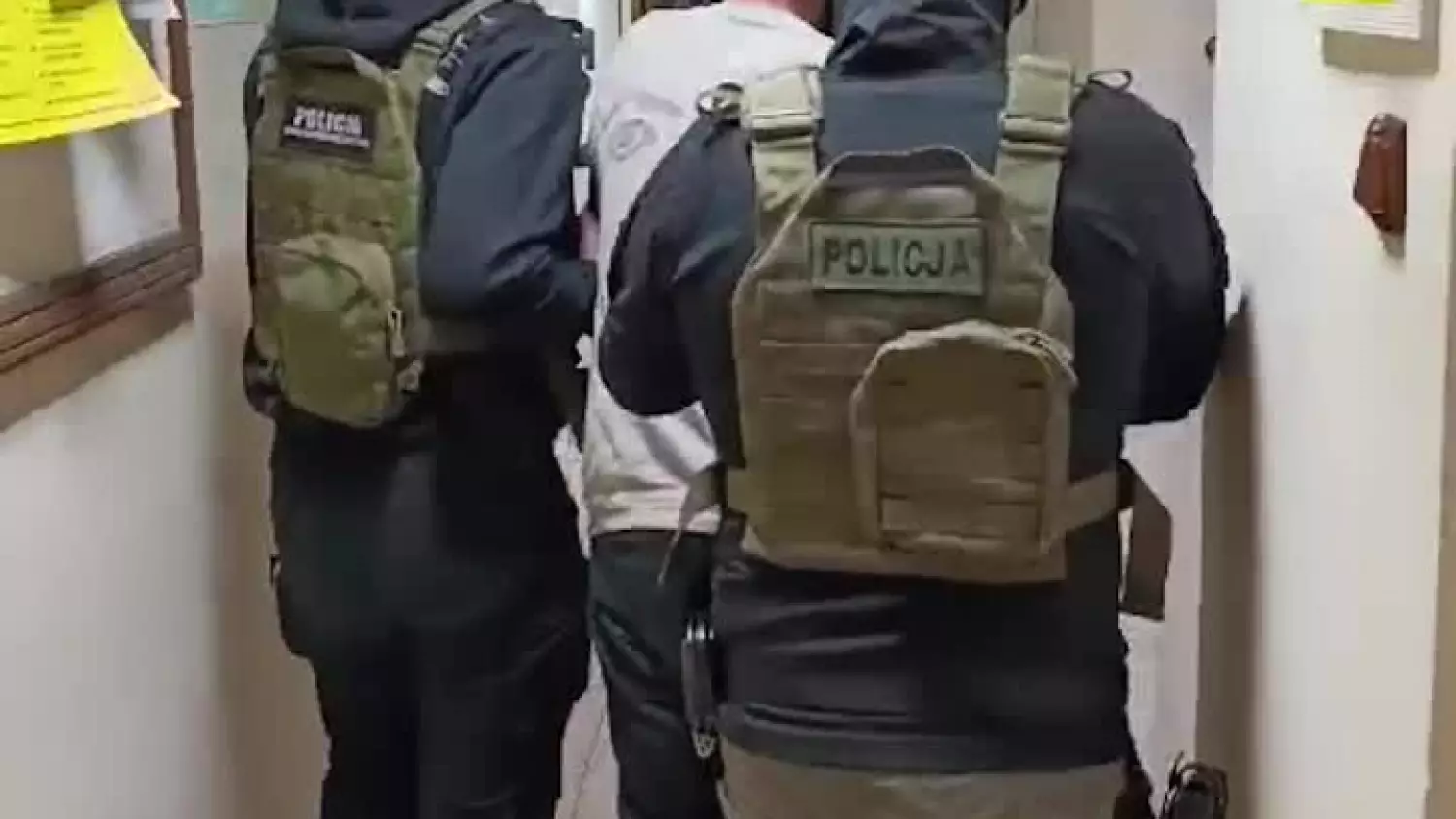Zatrzymany przez „łowców głów” Bartłomiej B. trafił do Zakładu Karnego [FILM]