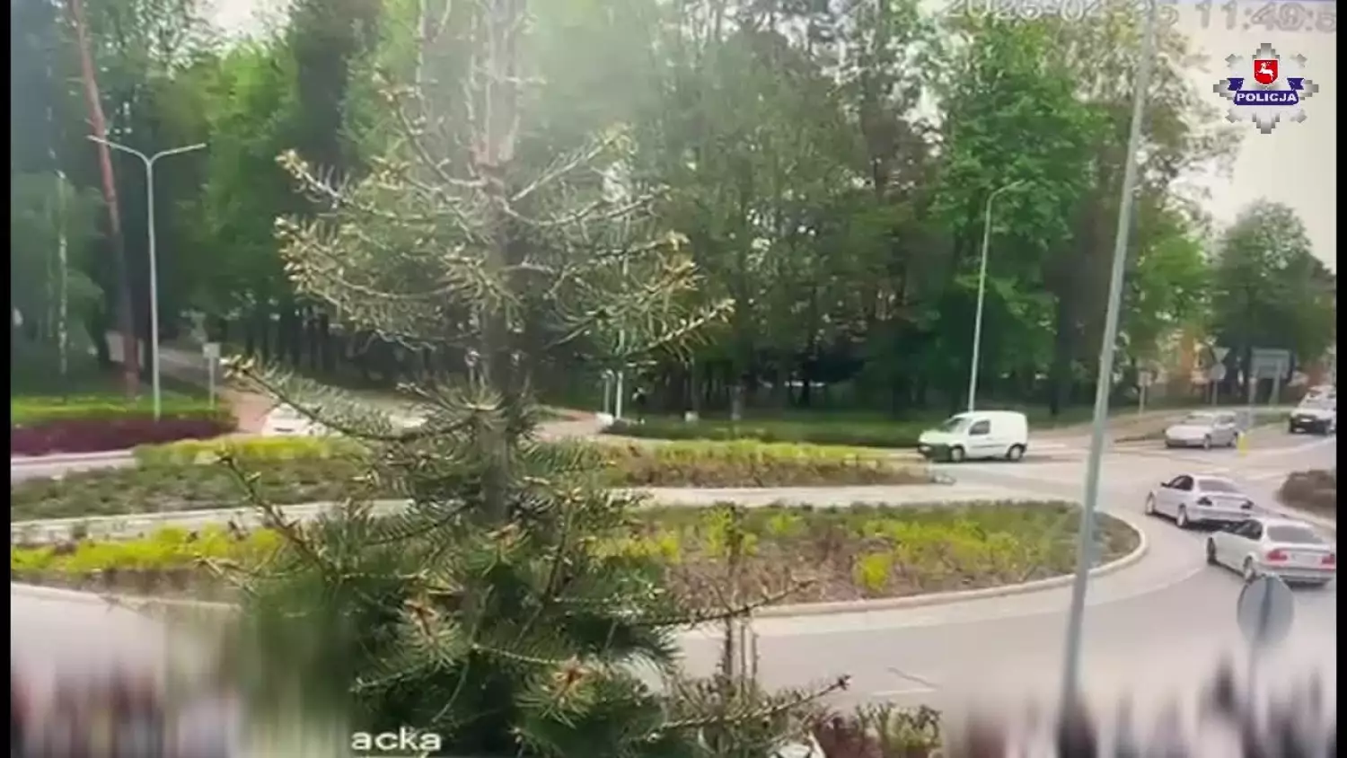 Drift na rondzie w Tomaszowie Lubelskim. Nagranie z monitoringu